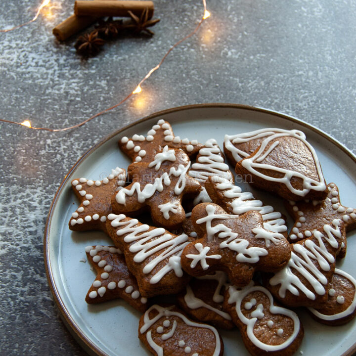 A plate full of gingerbread cookies